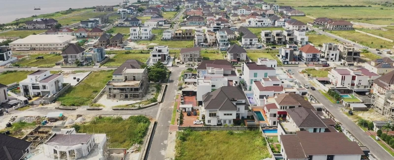 Access lane running between plots